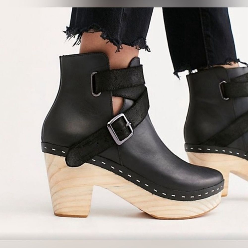 Free People Bungalow Clog Boot in Black leather and wood size 38